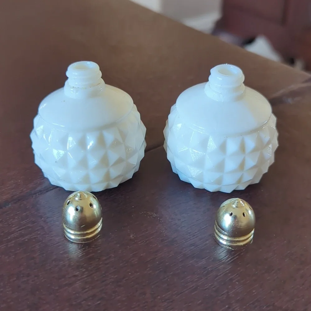 Vintage Hob Knob Milk Glass Salt & Pepper Made in Japan - Picture 4 of 5